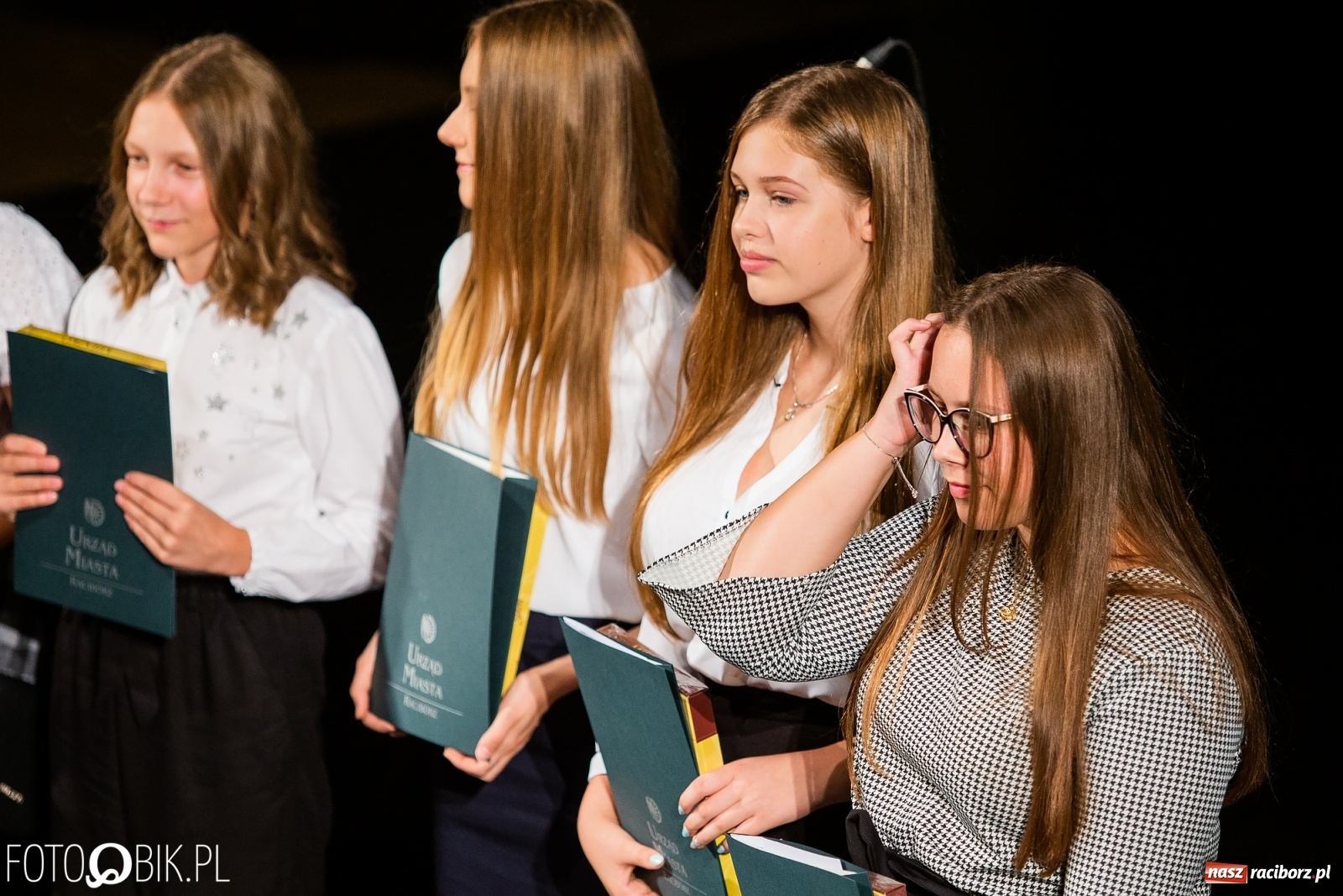 Zdjęcie w galerii na portalu naszraciborz.pl: Prymusi z Raciborza odebrali stypendia. Prezydent całował młode damy w dłoń [FOTO i WIDEO] wiadomości z regionu