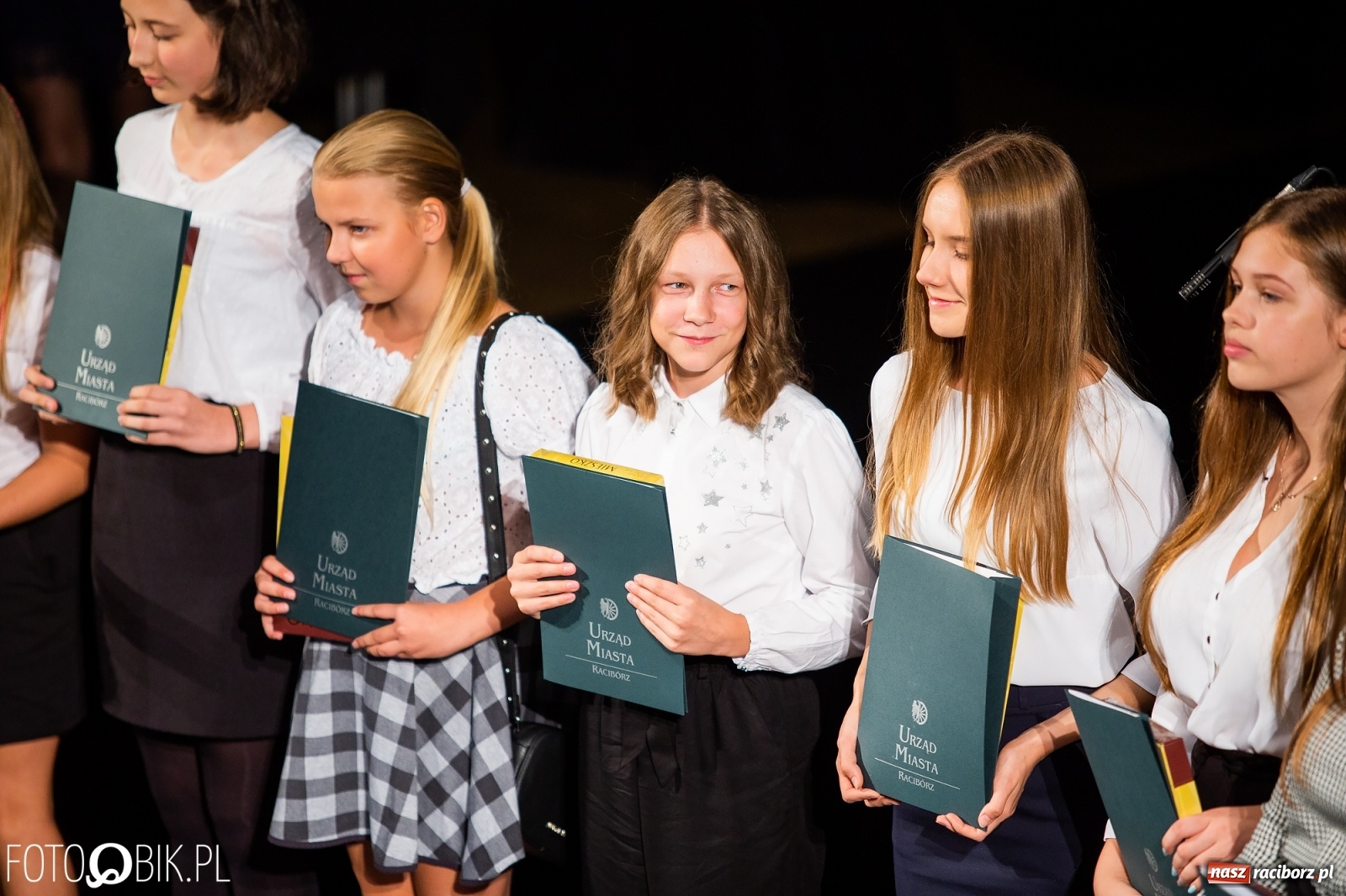 Zdjęcie w galerii na portalu naszraciborz.pl: Prymusi z Raciborza odebrali stypendia. Prezydent całował młode damy w dłoń [FOTO i WIDEO] wiadomości z regionu