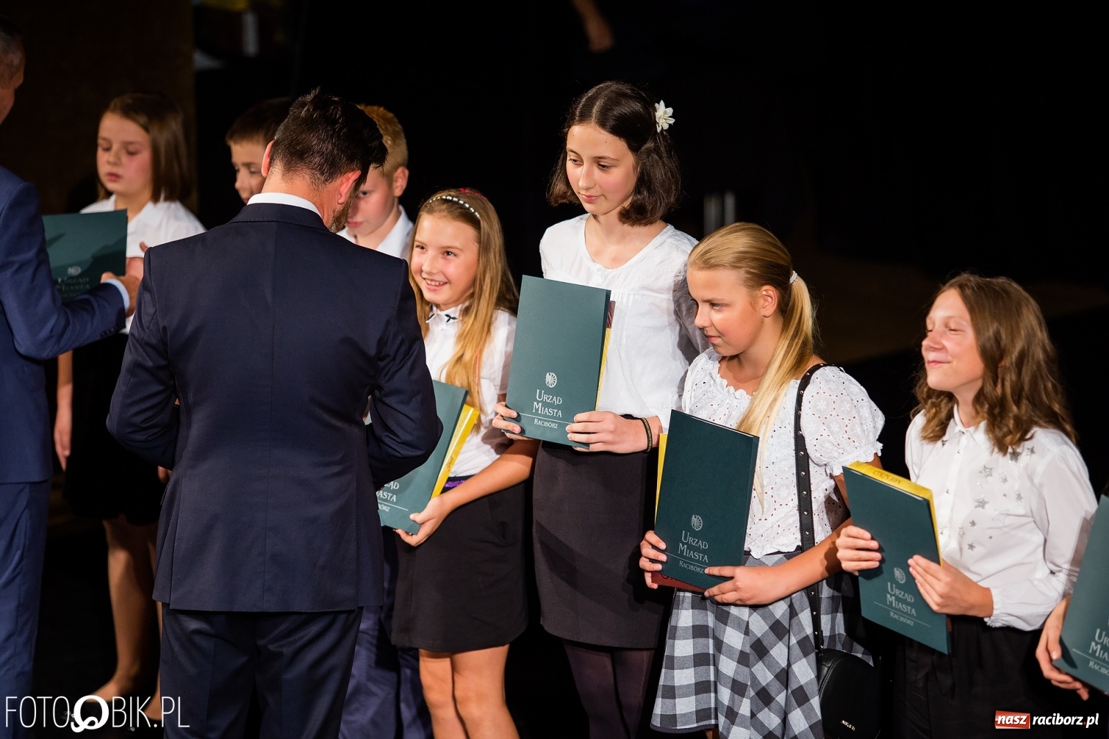 Zdjęcie w galerii na portalu naszraciborz.pl: Prymusi z Raciborza odebrali stypendia. Prezydent całował młode damy w dłoń [FOTO i WIDEO] wiadomości z regionu