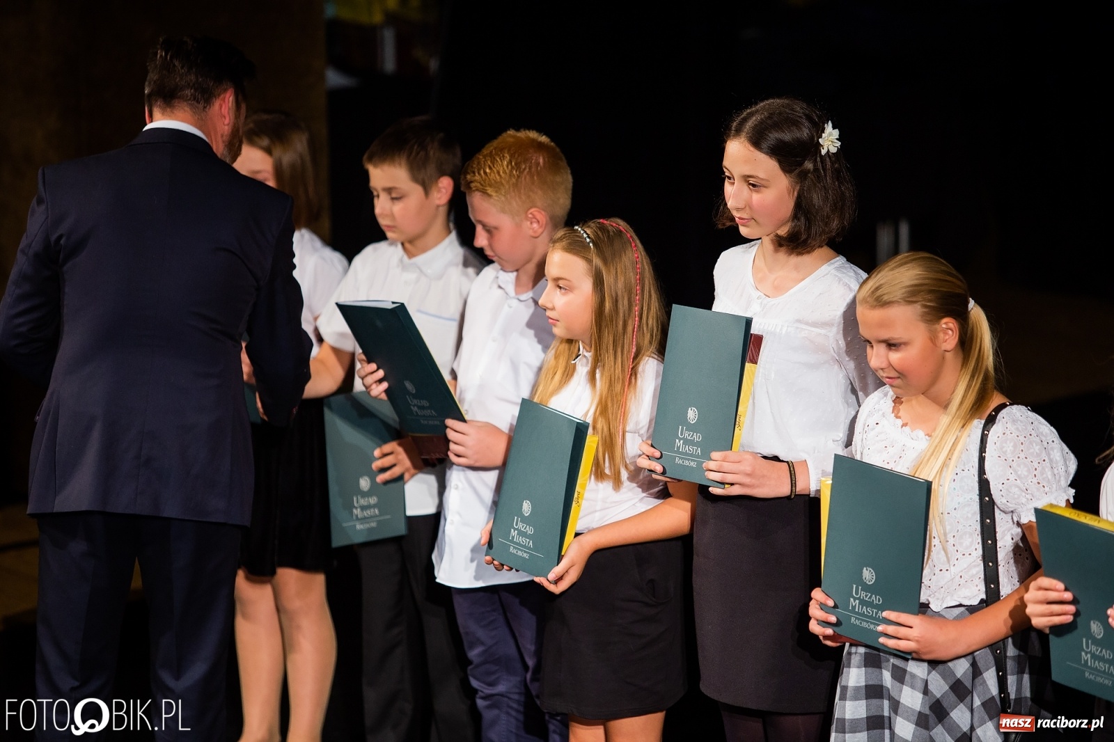 Zdjęcie w galerii na portalu naszraciborz.pl: Prymusi z Raciborza odebrali stypendia. Prezydent całował młode damy w dłoń [FOTO i WIDEO] wiadomości z regionu