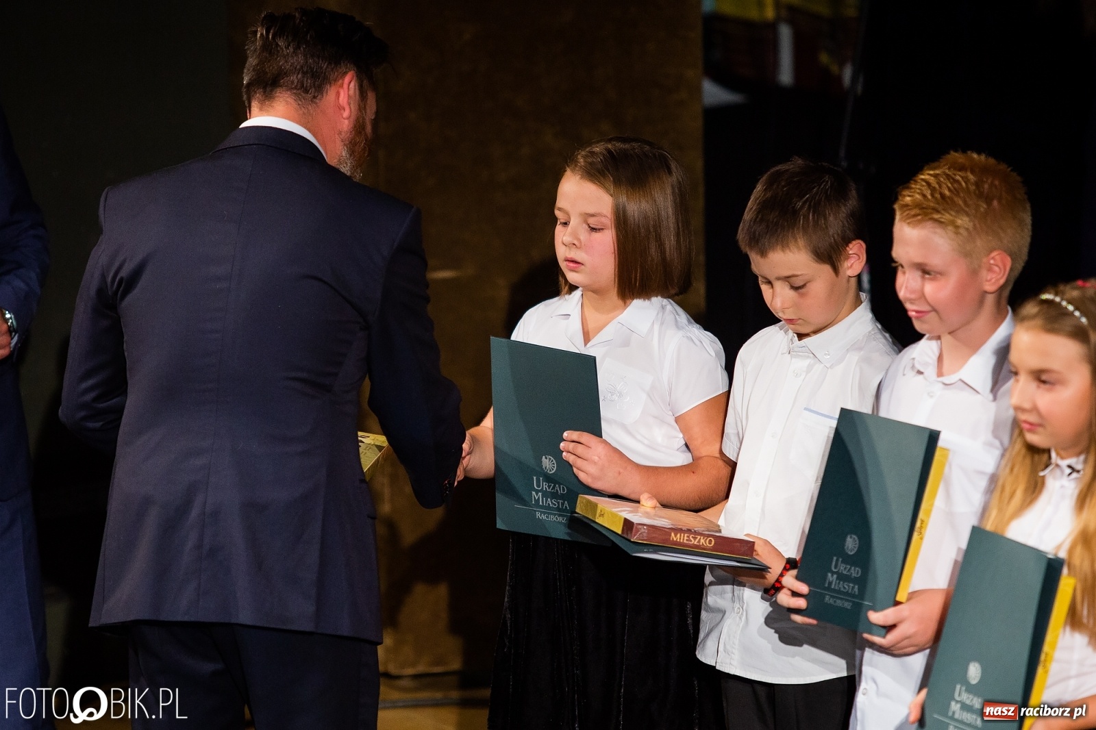 Zdjęcie w galerii na portalu naszraciborz.pl: Prymusi z Raciborza odebrali stypendia. Prezydent całował młode damy w dłoń [FOTO i WIDEO] wiadomości z regionu