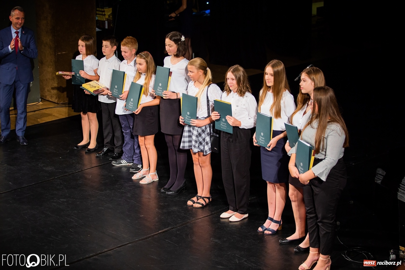 Zdjęcie w galerii na portalu naszraciborz.pl: Prymusi z Raciborza odebrali stypendia. Prezydent całował młode damy w dłoń [FOTO i WIDEO] wiadomości z regionu