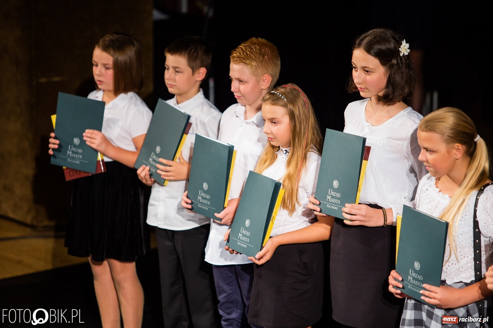 Zdjęcie w galerii na portalu naszraciborz.pl: Prymusi z Raciborza odebrali stypendia. Prezydent całował młode damy w dłoń [FOTO i WIDEO] wiadomości z regionu