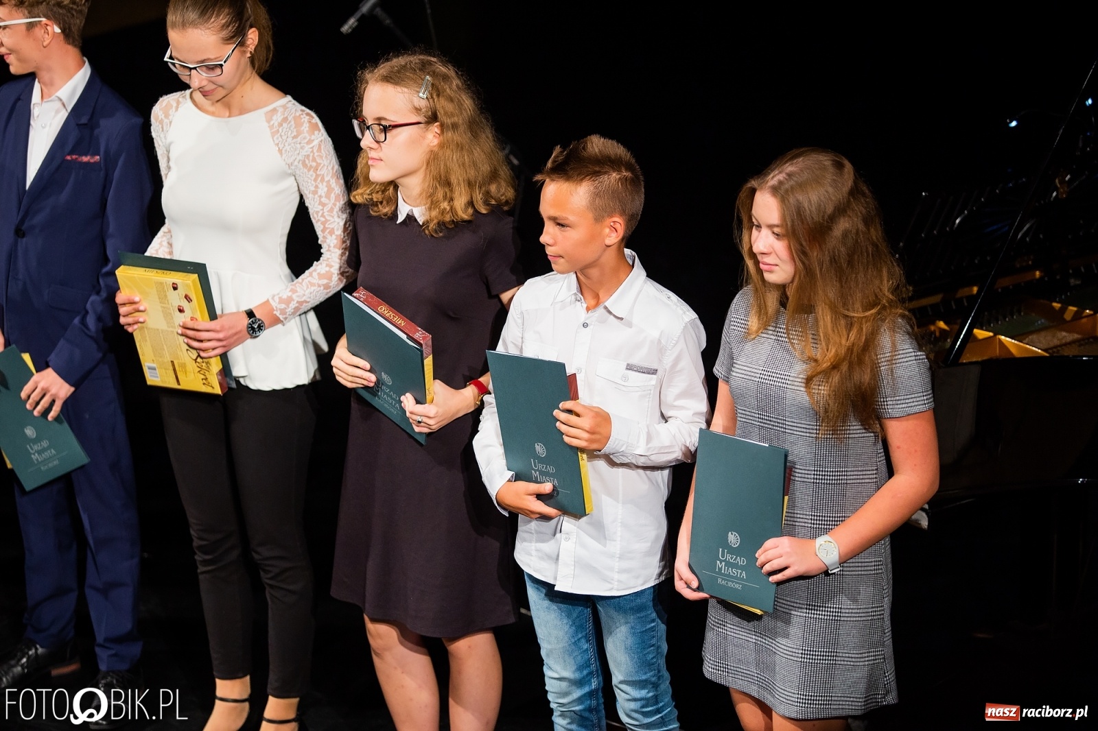 Zdjęcie w galerii na portalu naszraciborz.pl: Prymusi z Raciborza odebrali stypendia. Prezydent całował młode damy w dłoń [FOTO i WIDEO] wiadomości z regionu