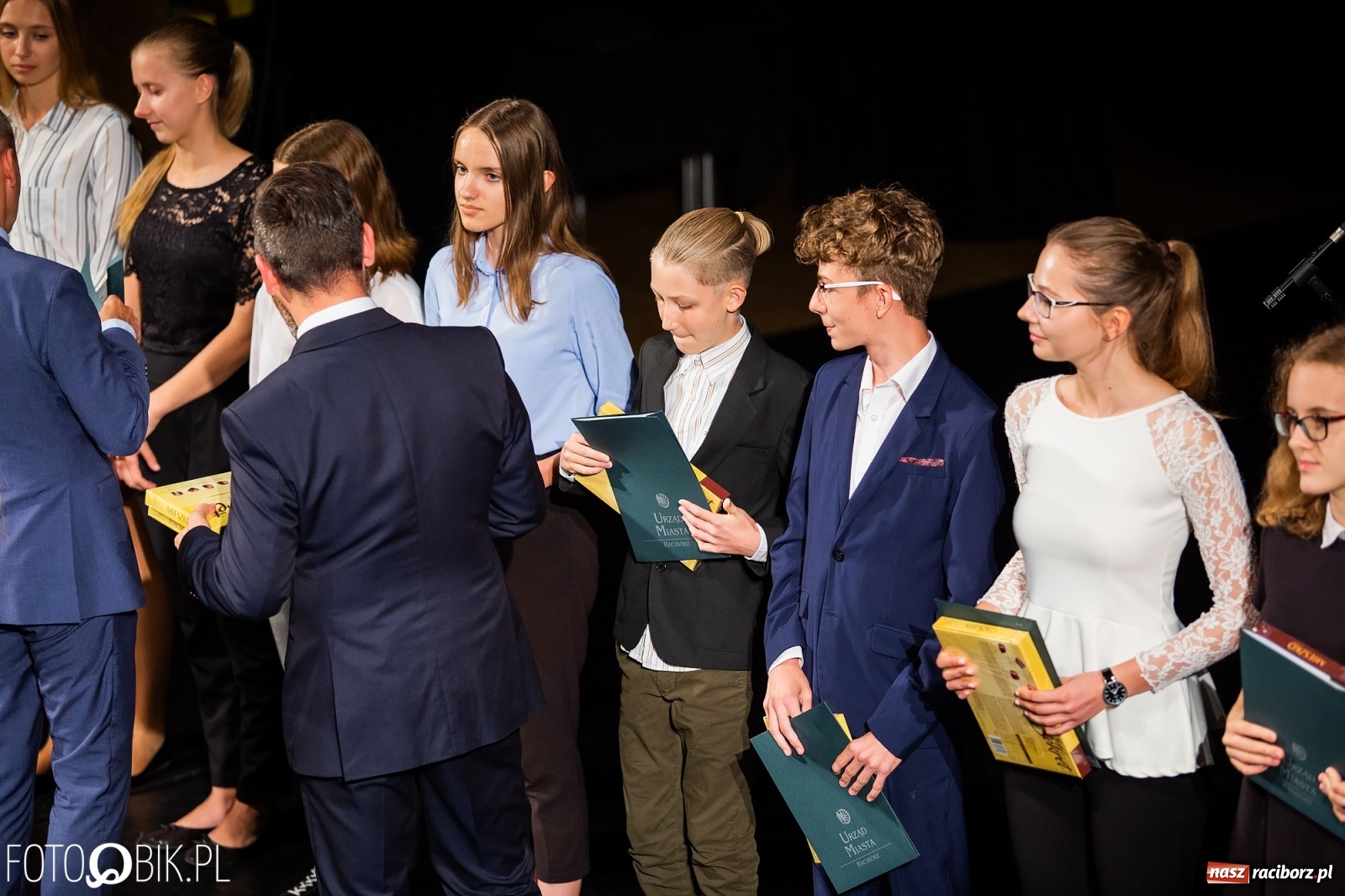 Zdjęcie w galerii na portalu naszraciborz.pl: Prymusi z Raciborza odebrali stypendia. Prezydent całował młode damy w dłoń [FOTO i WIDEO] wiadomości z regionu