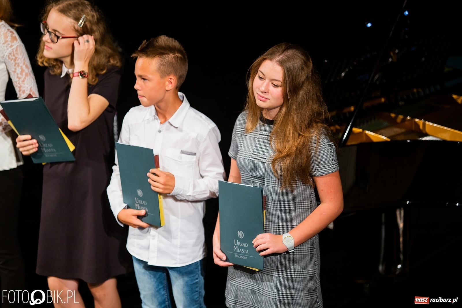 Zdjęcie w galerii na portalu naszraciborz.pl: Prymusi z Raciborza odebrali stypendia. Prezydent całował młode damy w dłoń [FOTO i WIDEO] wiadomości z regionu