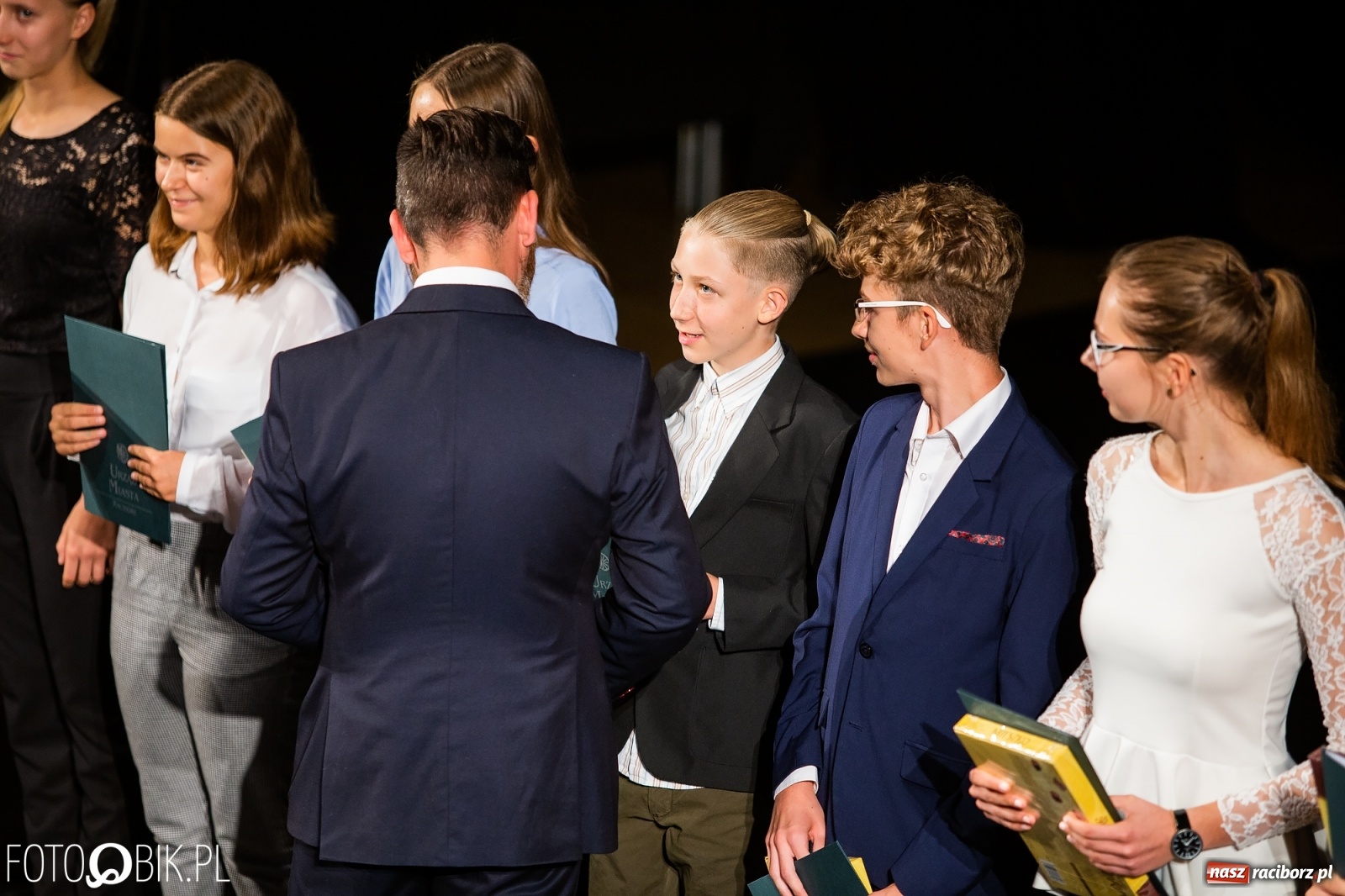 Zdjęcie w galerii na portalu naszraciborz.pl: Prymusi z Raciborza odebrali stypendia. Prezydent całował młode damy w dłoń [FOTO i WIDEO] wiadomości z regionu