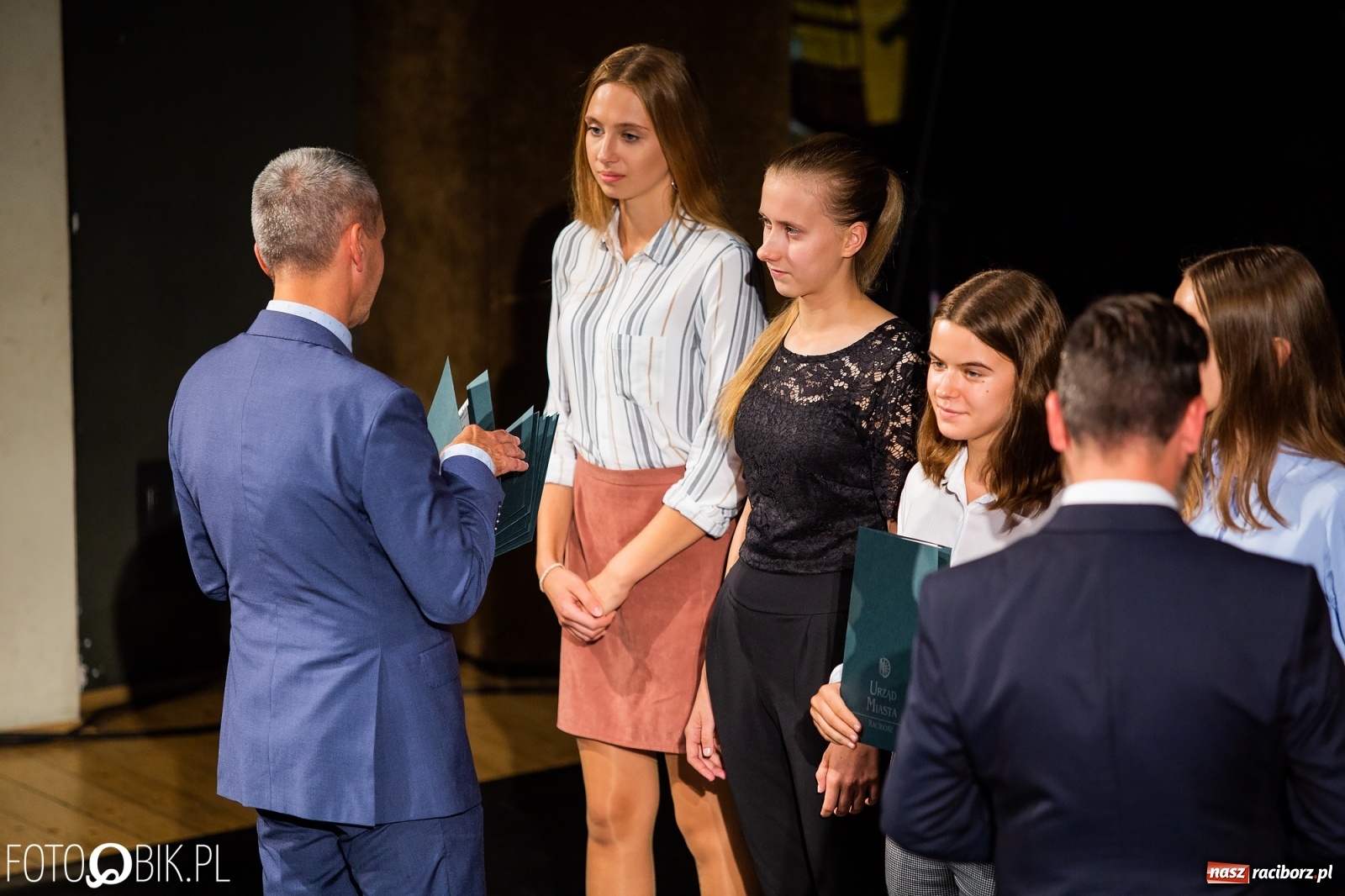 Zdjęcie w galerii na portalu naszraciborz.pl: Prymusi z Raciborza odebrali stypendia. Prezydent całował młode damy w dłoń [FOTO i WIDEO] wiadomości z regionu