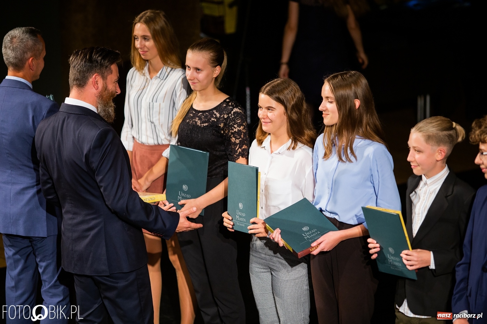 Zdjęcie w galerii na portalu naszraciborz.pl: Prymusi z Raciborza odebrali stypendia. Prezydent całował młode damy w dłoń [FOTO i WIDEO] wiadomości z regionu