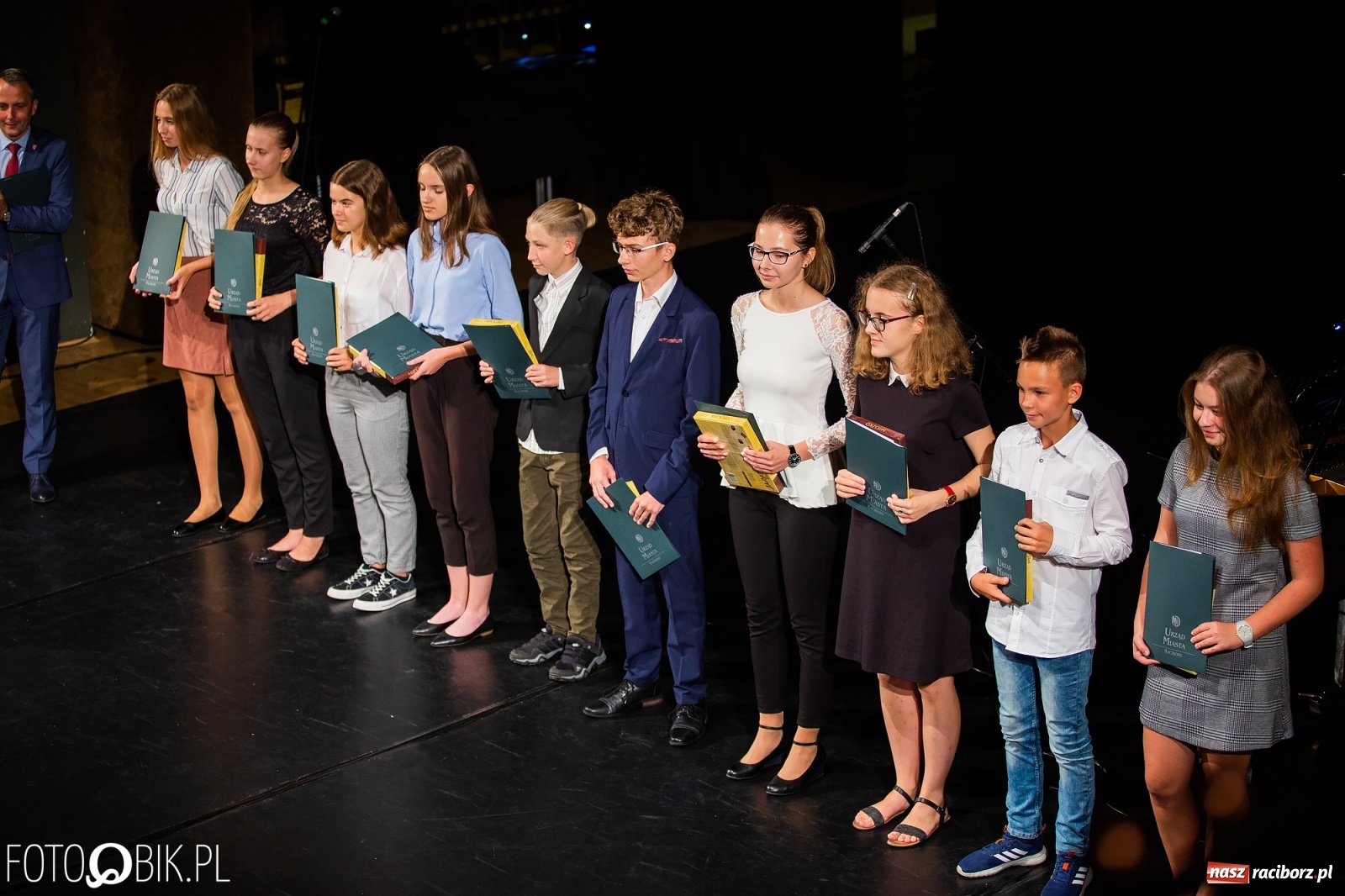 Zdjęcie w galerii na portalu naszraciborz.pl: Prymusi z Raciborza odebrali stypendia. Prezydent całował młode damy w dłoń [FOTO i WIDEO] wiadomości z regionu