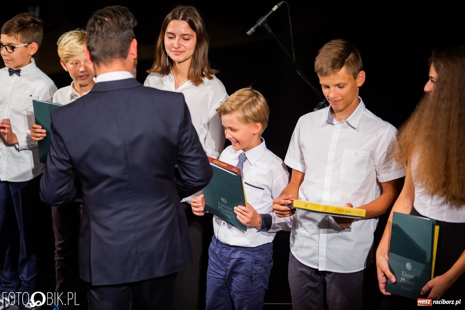 Zdjęcie w galerii na portalu naszraciborz.pl: Prymusi z Raciborza odebrali stypendia. Prezydent całował młode damy w dłoń [FOTO i WIDEO] wiadomości z regionu