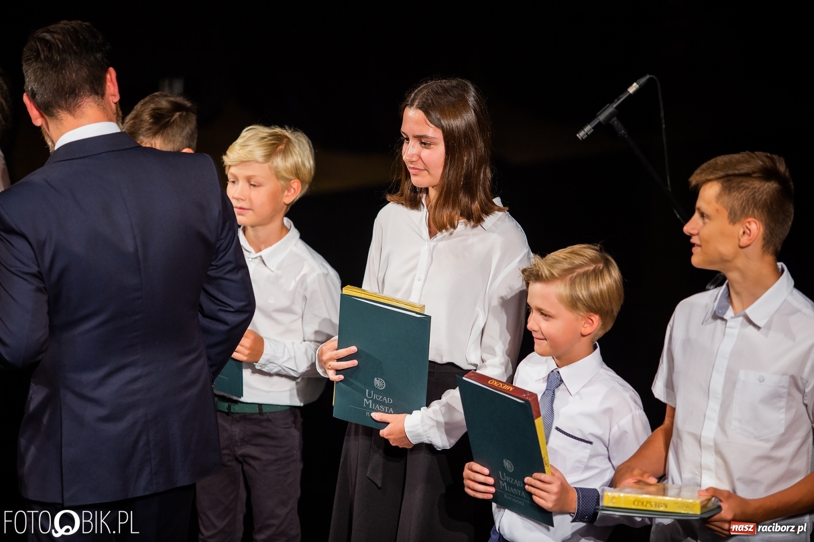 Zdjęcie w galerii na portalu naszraciborz.pl: Prymusi z Raciborza odebrali stypendia. Prezydent całował młode damy w dłoń [FOTO i WIDEO] wiadomości z regionu