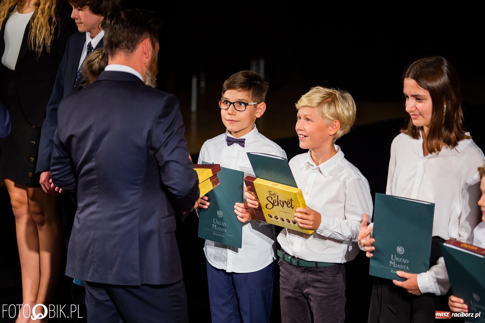 Zdjęcie w galerii na portalu naszraciborz.pl: Prymusi z Raciborza odebrali stypendia. Prezydent całował młode damy w dłoń [FOTO i WIDEO] wiadomości z regionu