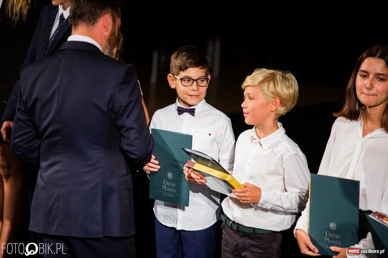 Zdjęcie w galerii na portalu naszraciborz.pl: Prymusi z Raciborza odebrali stypendia. Prezydent całował młode damy w dłoń [FOTO i WIDEO] wiadomości z regionu