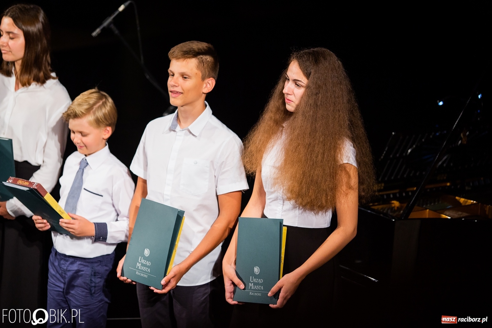 Zdjęcie w galerii na portalu naszraciborz.pl: Prymusi z Raciborza odebrali stypendia. Prezydent całował młode damy w dłoń [FOTO i WIDEO] wiadomości z regionu