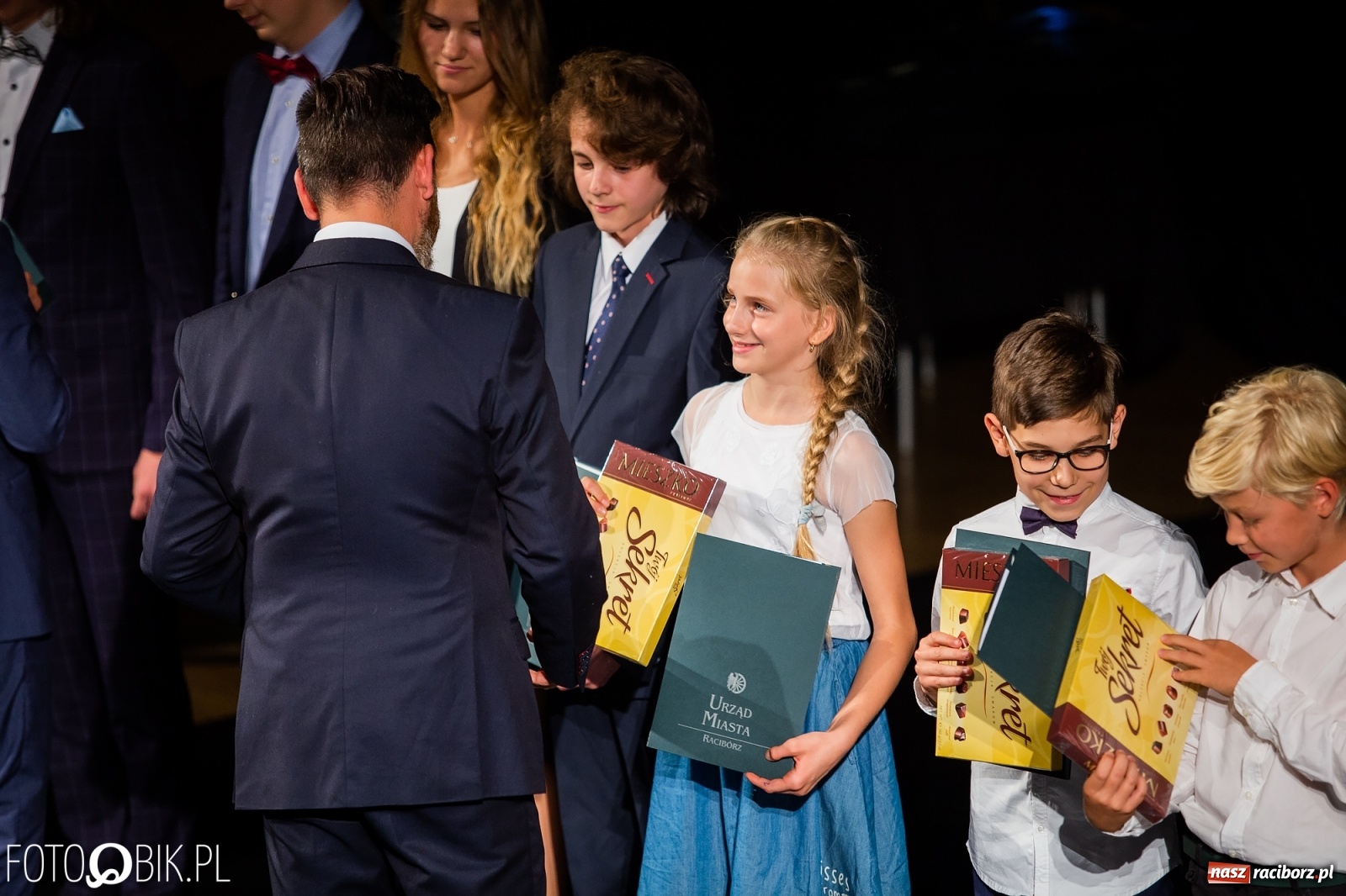 Zdjęcie w galerii na portalu naszraciborz.pl: Prymusi z Raciborza odebrali stypendia. Prezydent całował młode damy w dłoń [FOTO i WIDEO] wiadomości z regionu