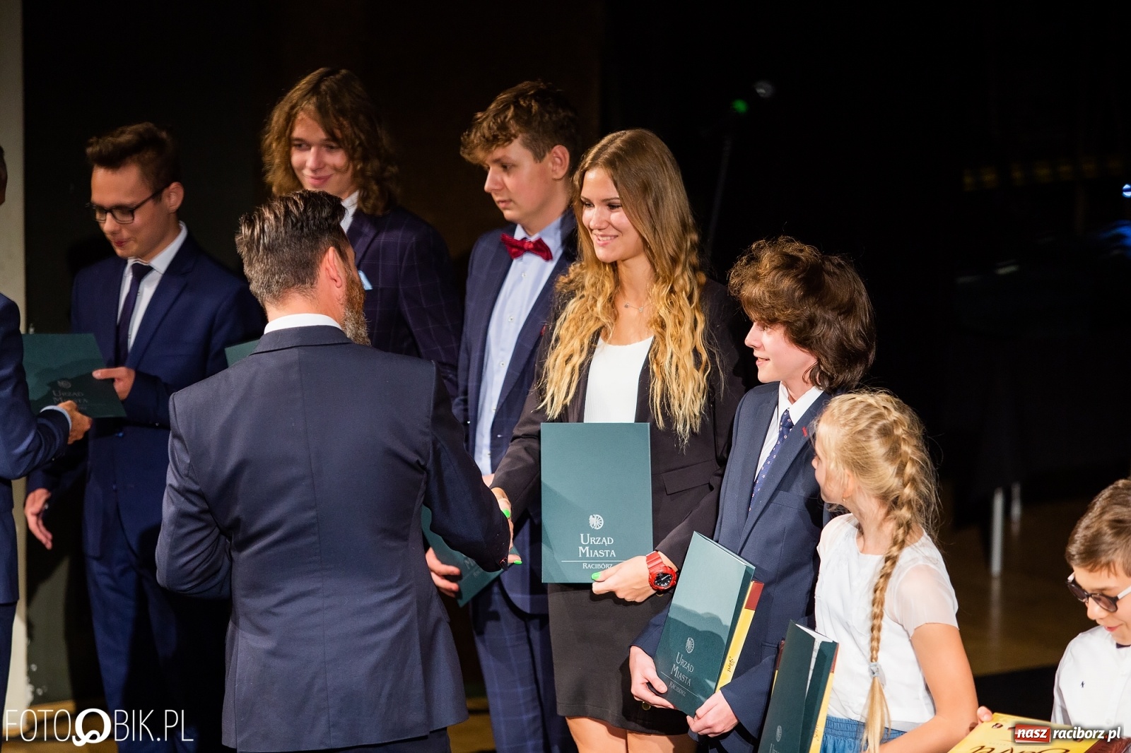 Zdjęcie w galerii na portalu naszraciborz.pl: Prymusi z Raciborza odebrali stypendia. Prezydent całował młode damy w dłoń [FOTO i WIDEO] wiadomości z regionu