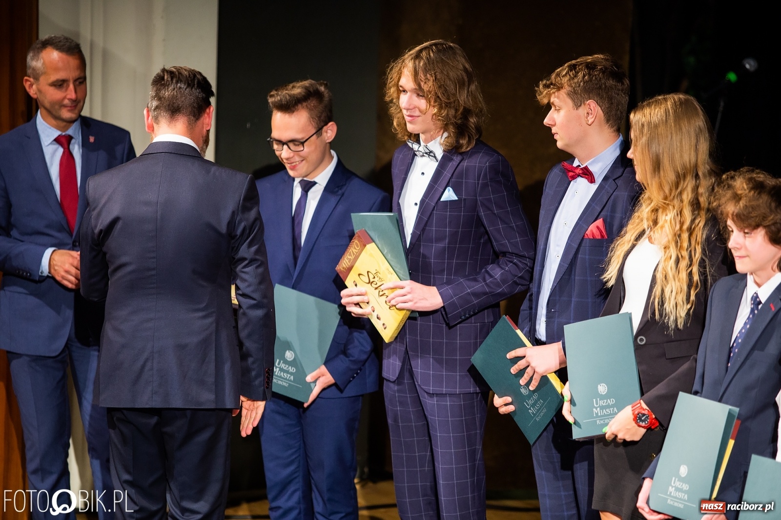 Zdjęcie w galerii na portalu naszraciborz.pl: Prymusi z Raciborza odebrali stypendia. Prezydent całował młode damy w dłoń [FOTO i WIDEO] wiadomości z regionu