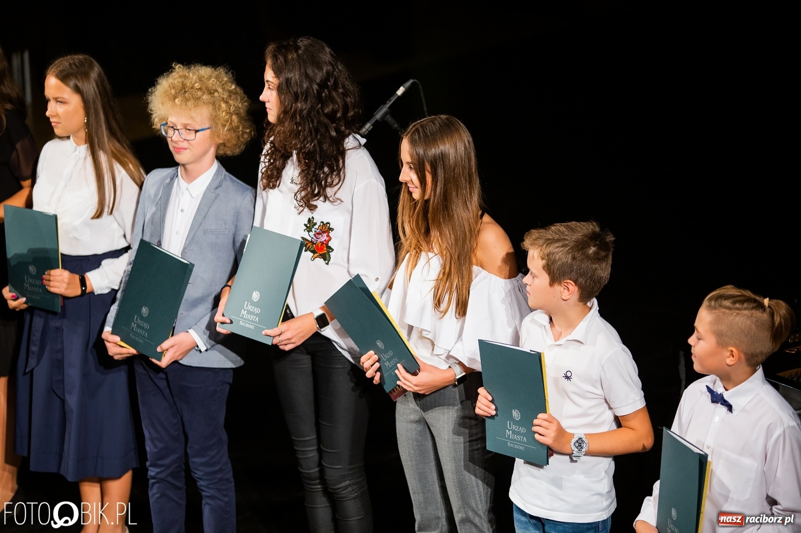 Zdjęcie w galerii na portalu naszraciborz.pl: Prymusi z Raciborza odebrali stypendia. Prezydent całował młode damy w dłoń [FOTO i WIDEO] wiadomości z regionu