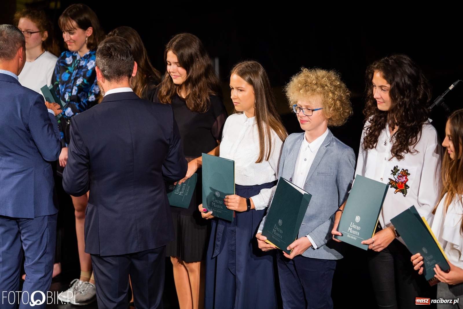 Zdjęcie w galerii na portalu naszraciborz.pl: Prymusi z Raciborza odebrali stypendia. Prezydent całował młode damy w dłoń [FOTO i WIDEO] wiadomości z regionu