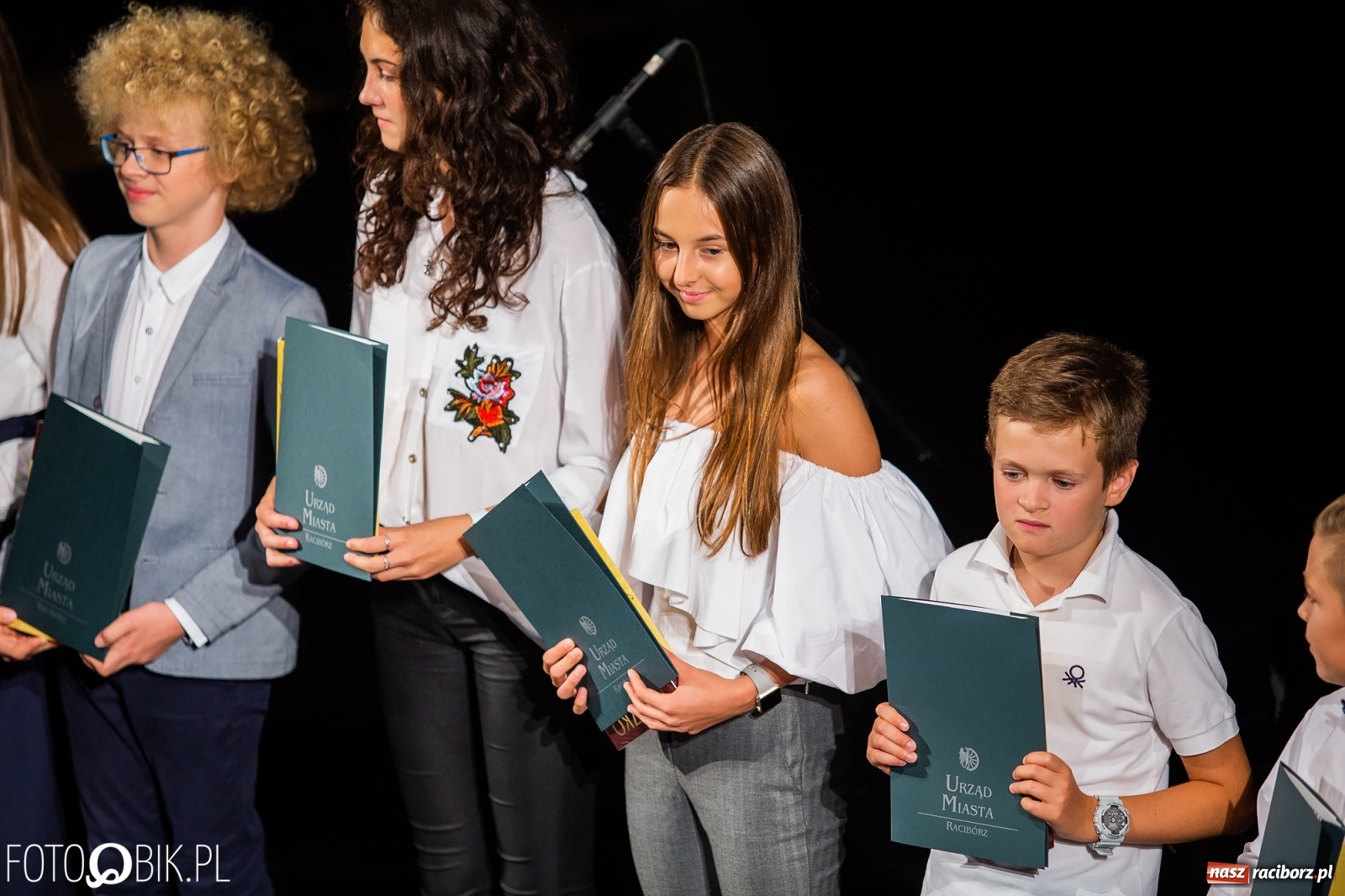 Zdjęcie w galerii na portalu naszraciborz.pl: Prymusi z Raciborza odebrali stypendia. Prezydent całował młode damy w dłoń [FOTO i WIDEO] wiadomości z regionu