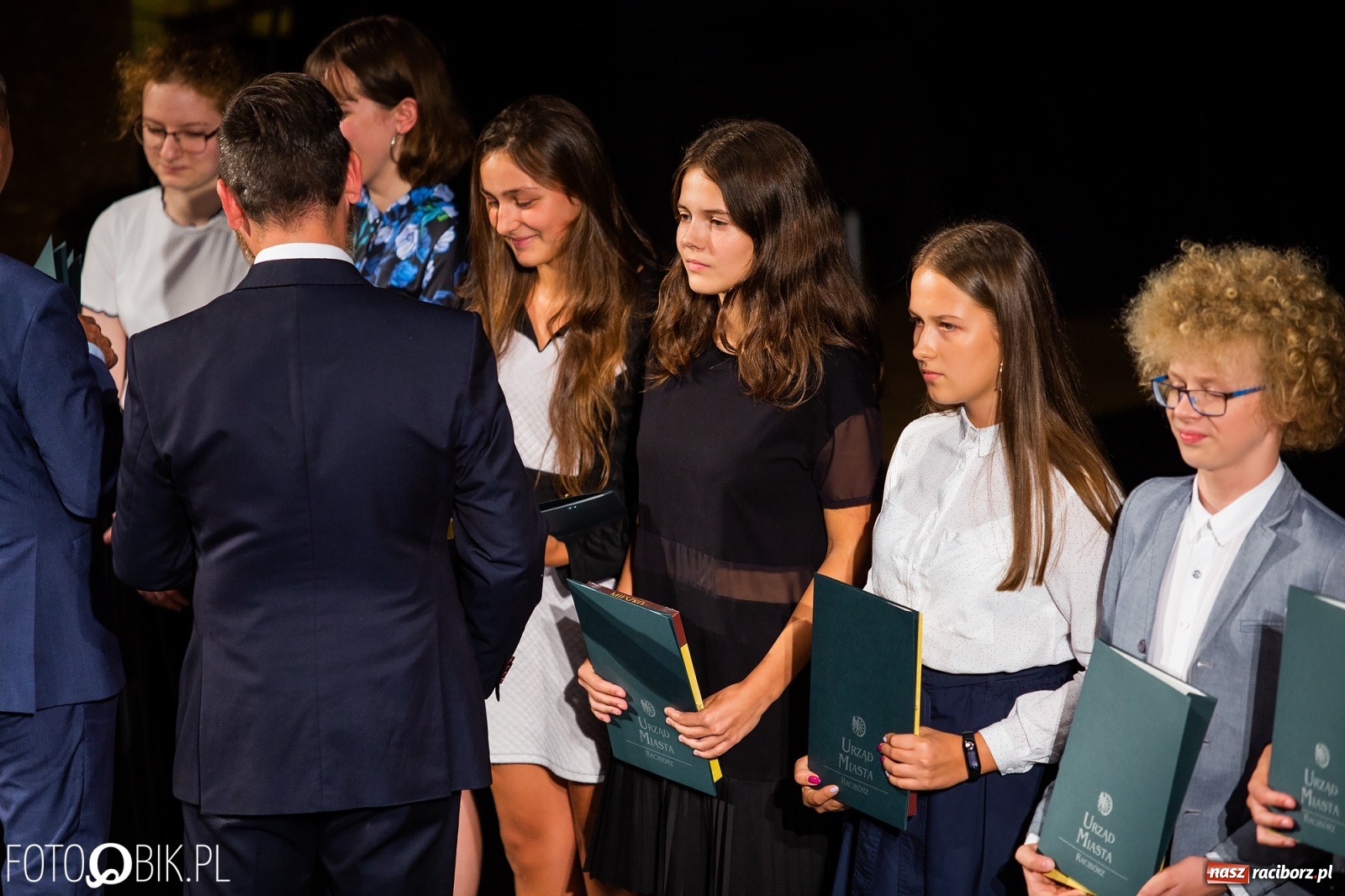 Zdjęcie w galerii na portalu naszraciborz.pl: Prymusi z Raciborza odebrali stypendia. Prezydent całował młode damy w dłoń [FOTO i WIDEO] wiadomości z regionu