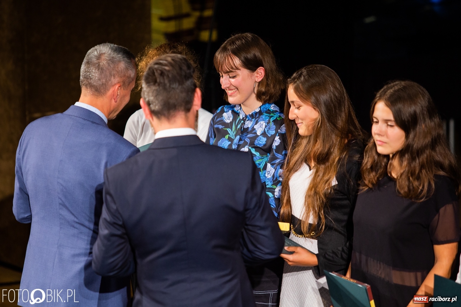 Zdjęcie w galerii na portalu naszraciborz.pl: Prymusi z Raciborza odebrali stypendia. Prezydent całował młode damy w dłoń [FOTO i WIDEO] wiadomości z regionu