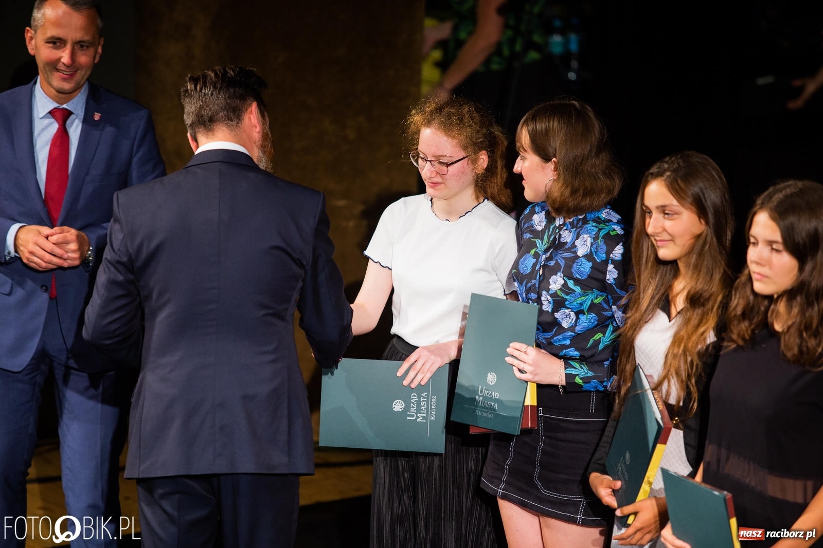 Zdjęcie w galerii na portalu naszraciborz.pl: Prymusi z Raciborza odebrali stypendia. Prezydent całował młode damy w dłoń [FOTO i WIDEO] wiadomości z regionu