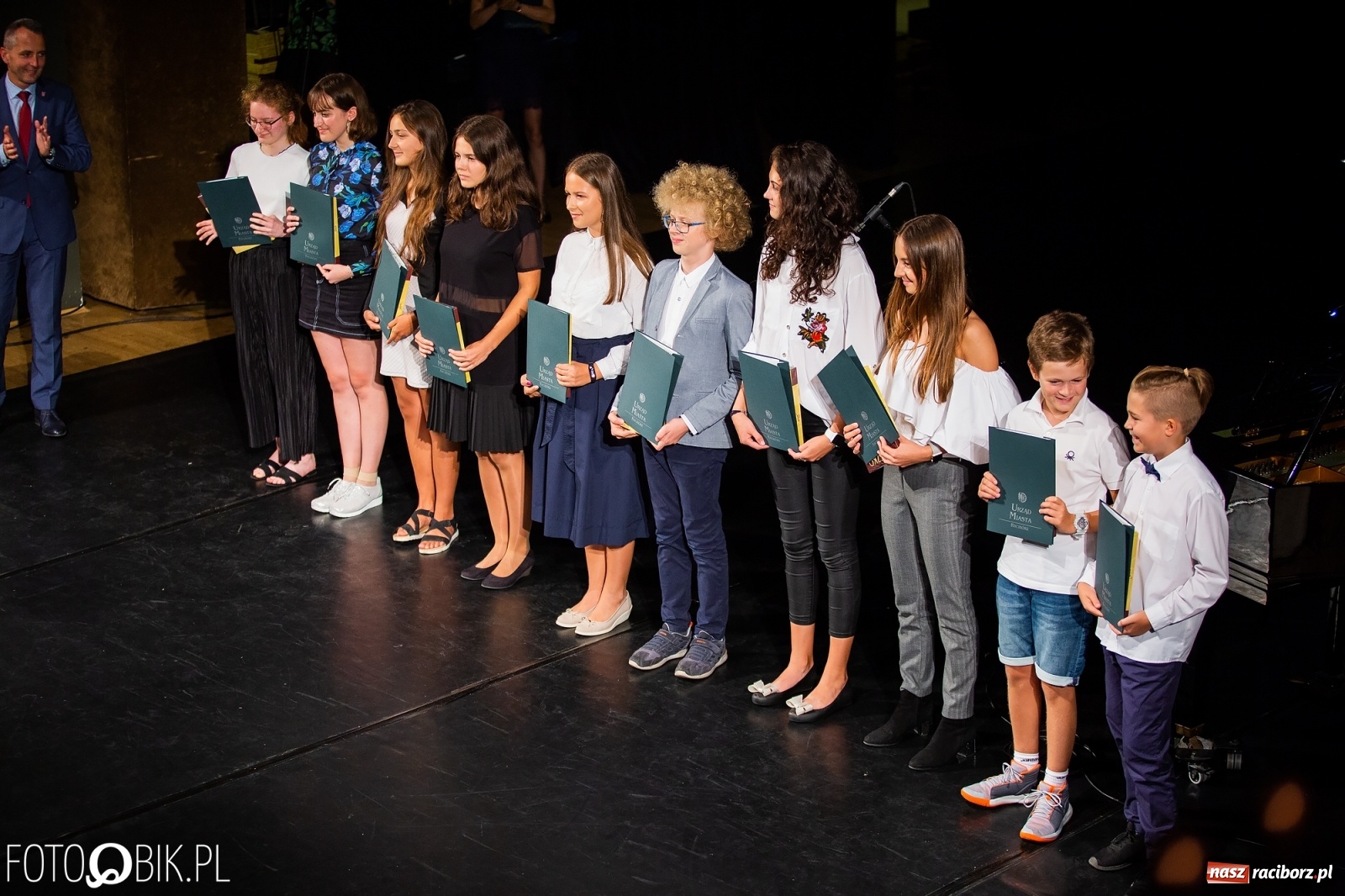 Zdjęcie w galerii na portalu naszraciborz.pl: Prymusi z Raciborza odebrali stypendia. Prezydent całował młode damy w dłoń [FOTO i WIDEO] wiadomości z regionu
