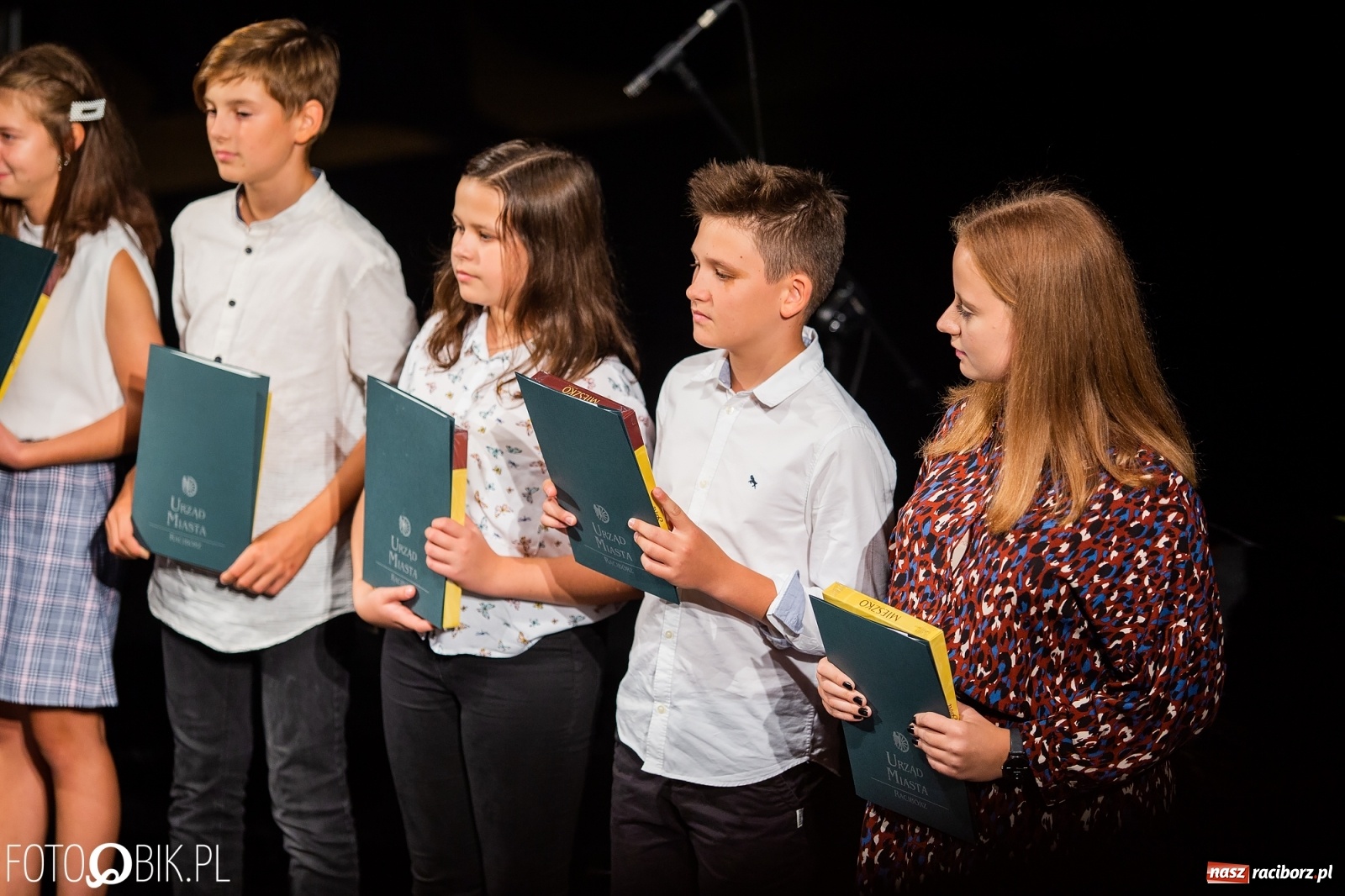 Zdjęcie w galerii na portalu naszraciborz.pl: Prymusi z Raciborza odebrali stypendia. Prezydent całował młode damy w dłoń [FOTO i WIDEO] wiadomości z regionu