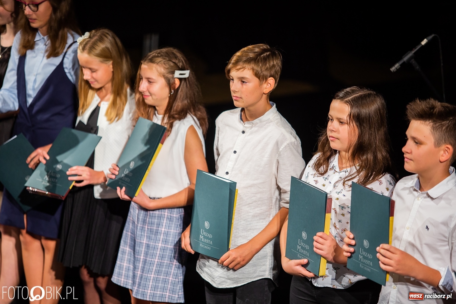 Zdjęcie w galerii na portalu naszraciborz.pl: Prymusi z Raciborza odebrali stypendia. Prezydent całował młode damy w dłoń [FOTO i WIDEO] wiadomości z regionu