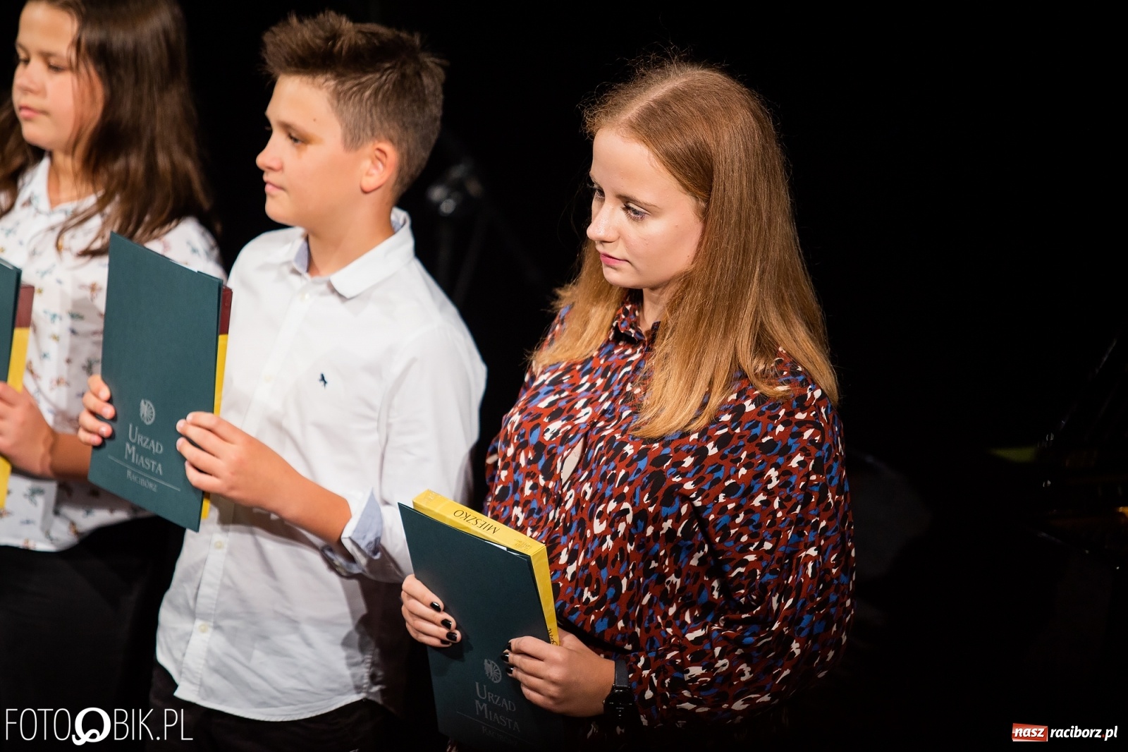 Zdjęcie w galerii na portalu naszraciborz.pl: Prymusi z Raciborza odebrali stypendia. Prezydent całował młode damy w dłoń [FOTO i WIDEO] wiadomości z regionu