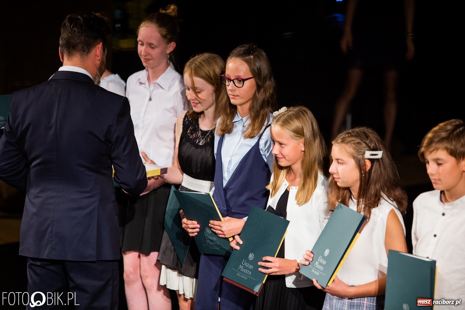 Zdjęcie w galerii na portalu naszraciborz.pl: Prymusi z Raciborza odebrali stypendia. Prezydent całował młode damy w dłoń [FOTO i WIDEO] wiadomości z regionu