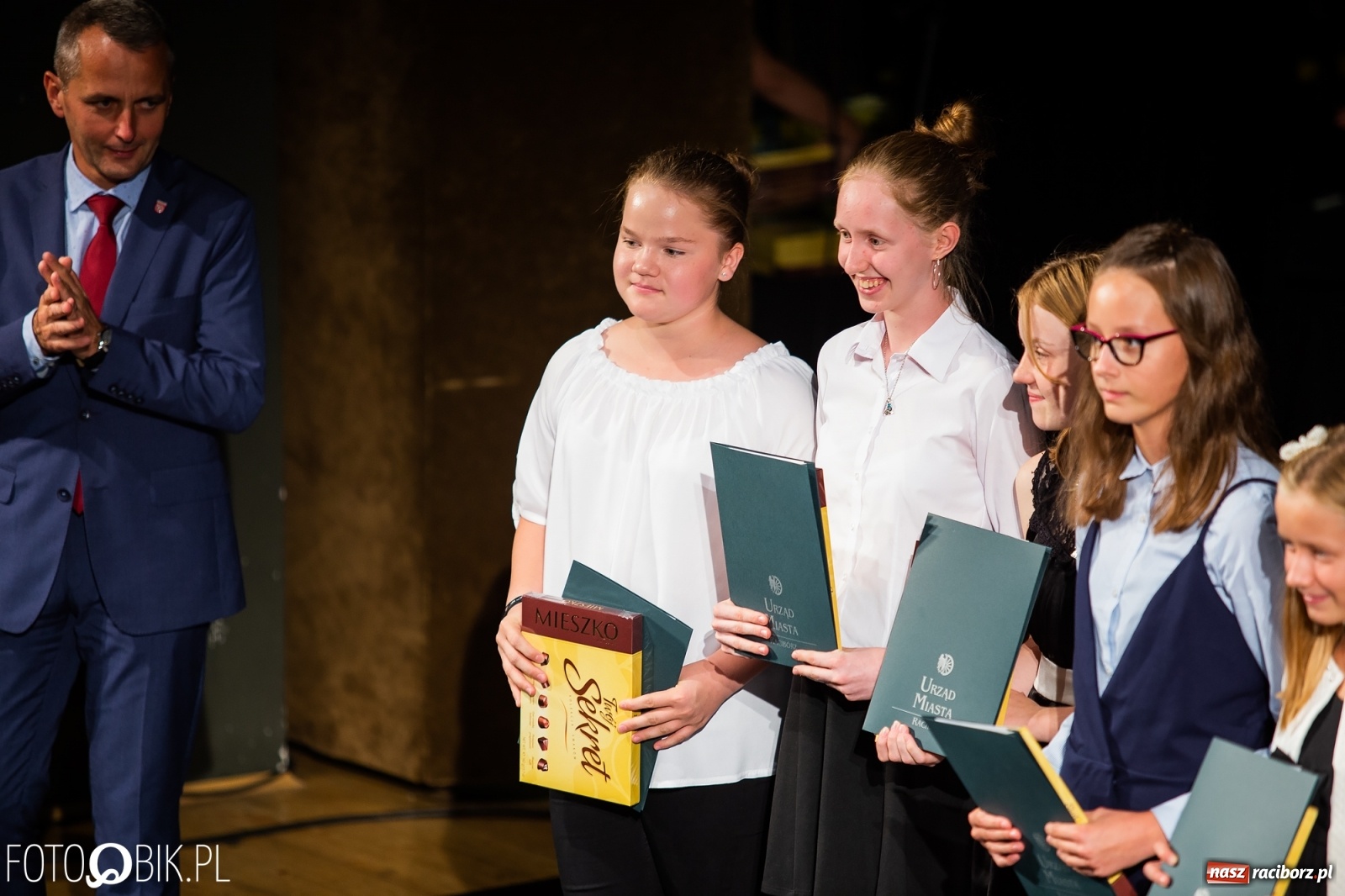 Zdjęcie w galerii na portalu naszraciborz.pl: Prymusi z Raciborza odebrali stypendia. Prezydent całował młode damy w dłoń [FOTO i WIDEO] wiadomości z regionu