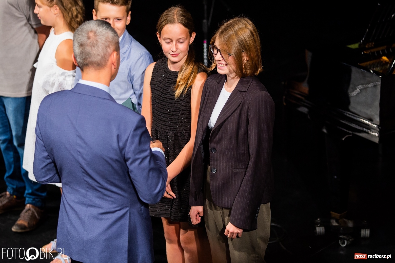 Zdjęcie w galerii na portalu naszraciborz.pl: Prymusi z Raciborza odebrali stypendia. Prezydent całował młode damy w dłoń [FOTO i WIDEO] wiadomości z regionu