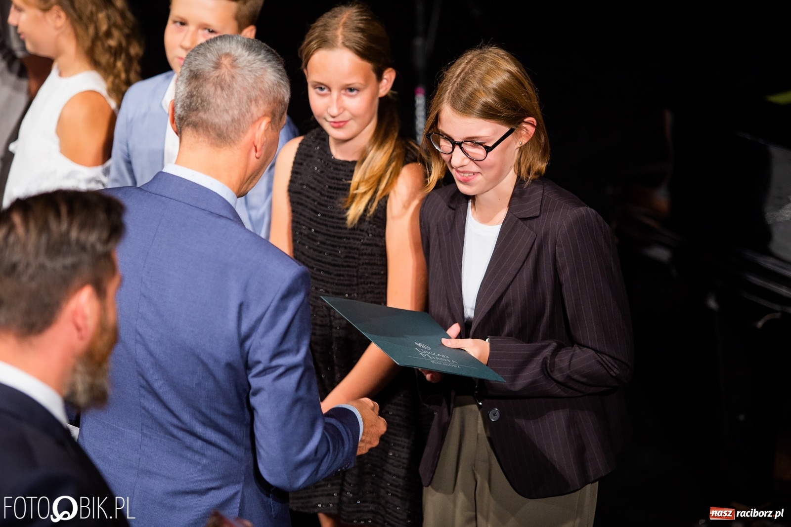 Zdjęcie w galerii na portalu naszraciborz.pl: Prymusi z Raciborza odebrali stypendia. Prezydent całował młode damy w dłoń [FOTO i WIDEO] wiadomości z regionu