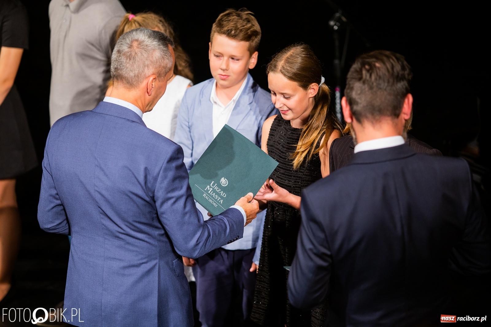 Zdjęcie w galerii na portalu naszraciborz.pl: Prymusi z Raciborza odebrali stypendia. Prezydent całował młode damy w dłoń [FOTO i WIDEO] wiadomości z regionu