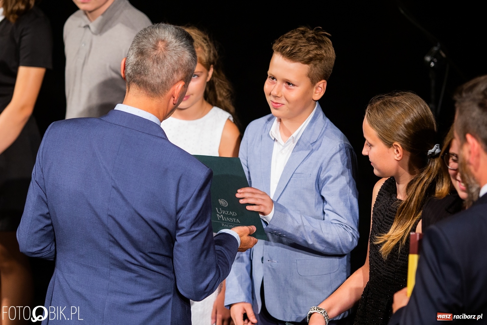 Zdjęcie w galerii na portalu naszraciborz.pl: Prymusi z Raciborza odebrali stypendia. Prezydent całował młode damy w dłoń [FOTO i WIDEO] wiadomości z regionu
