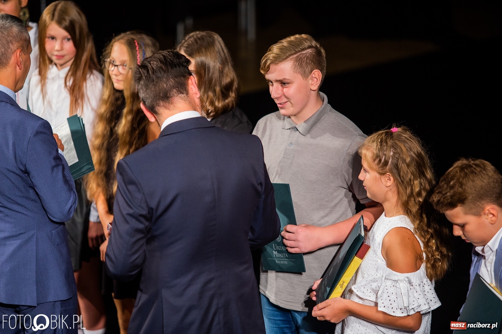 Zdjęcie w galerii na portalu naszraciborz.pl: Prymusi z Raciborza odebrali stypendia. Prezydent całował młode damy w dłoń [FOTO i WIDEO] wiadomości z regionu
