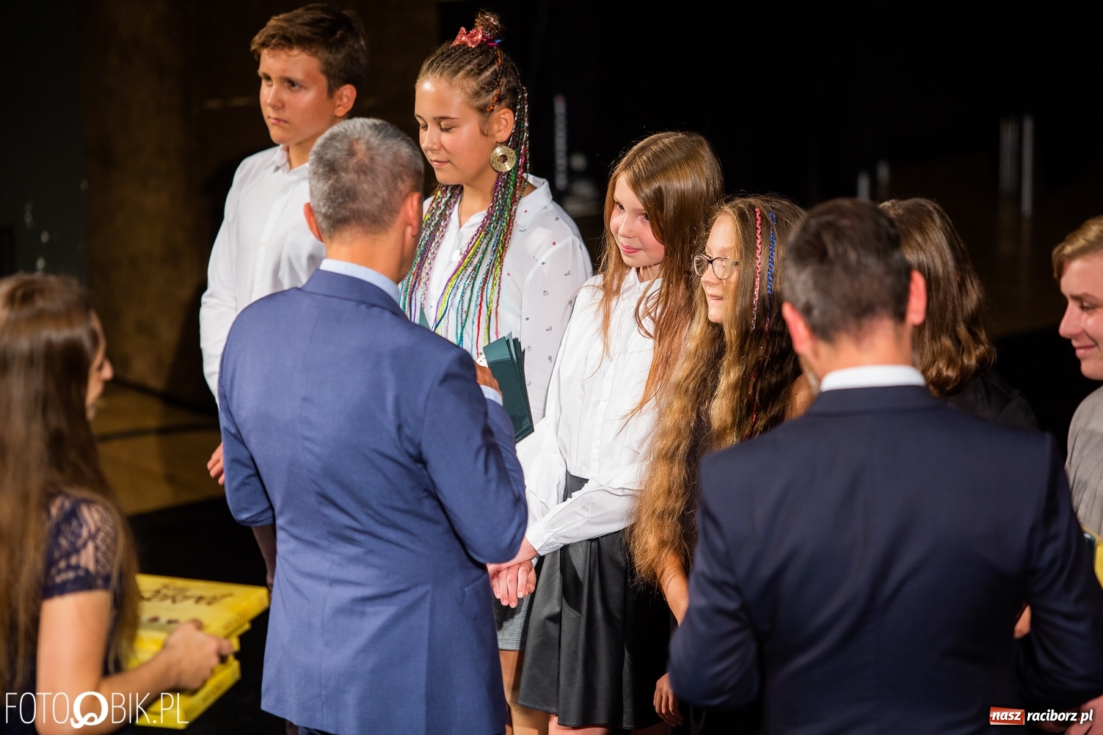Zdjęcie w galerii na portalu naszraciborz.pl: Prymusi z Raciborza odebrali stypendia. Prezydent całował młode damy w dłoń [FOTO i WIDEO] wiadomości z regionu