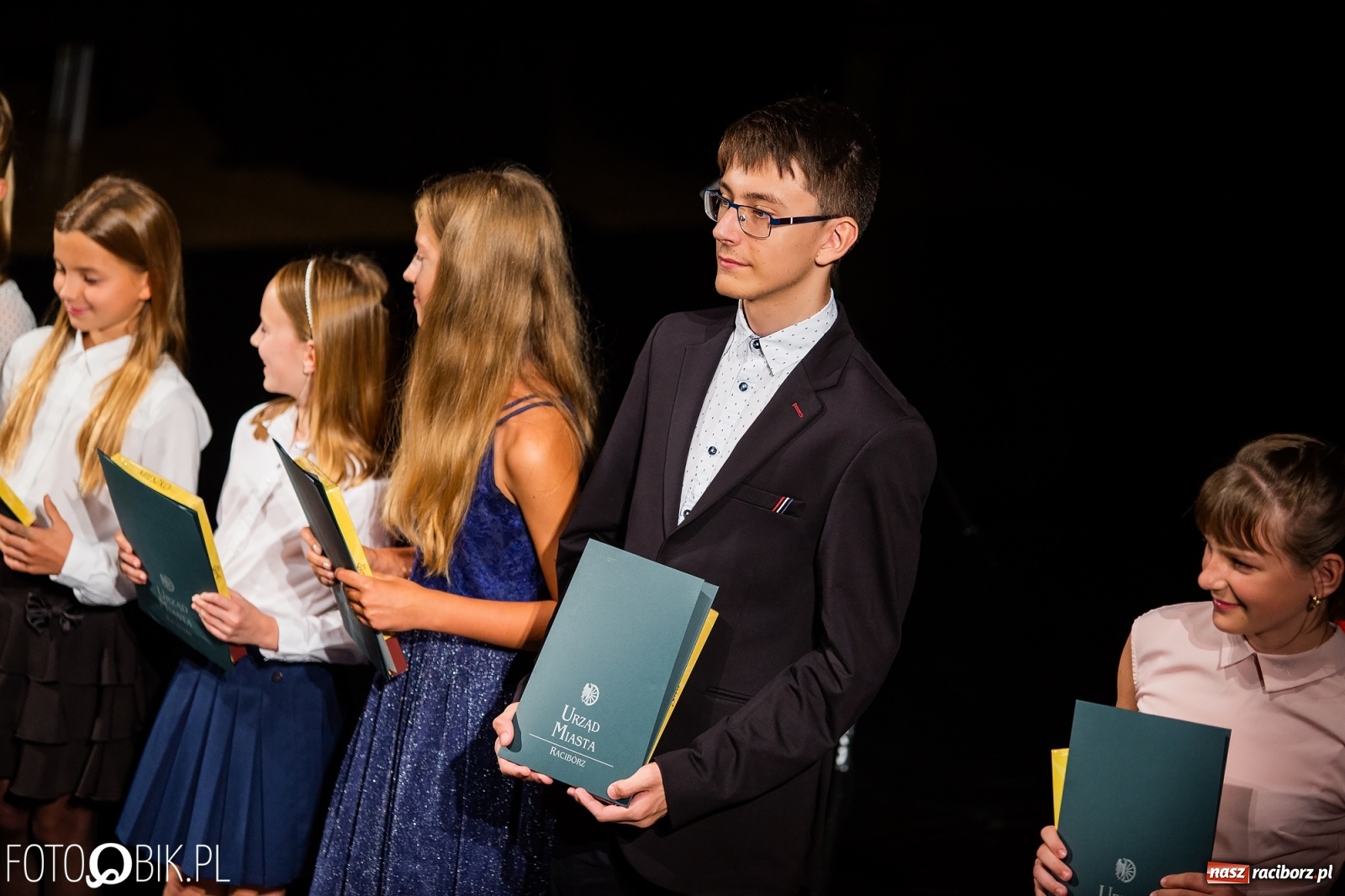 Zdjęcie w galerii na portalu naszraciborz.pl: Prymusi z Raciborza odebrali stypendia. Prezydent całował młode damy w dłoń [FOTO i WIDEO] wiadomości z regionu