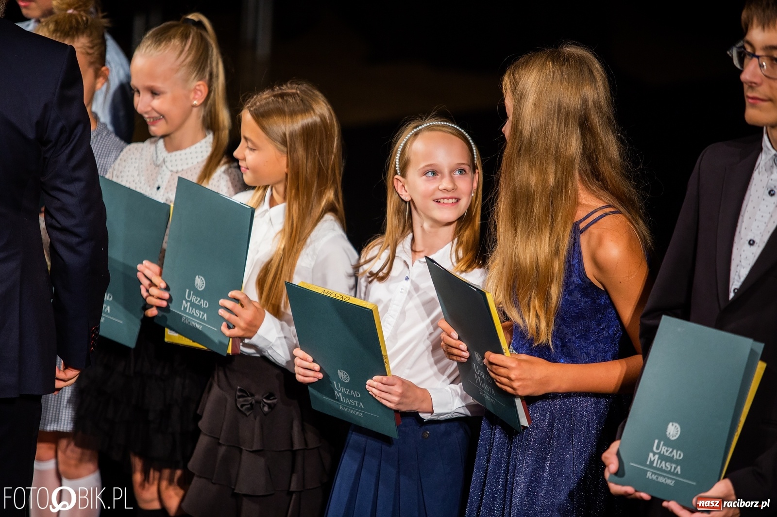 Zdjęcie w galerii na portalu naszraciborz.pl: Prymusi z Raciborza odebrali stypendia. Prezydent całował młode damy w dłoń [FOTO i WIDEO] wiadomości z regionu