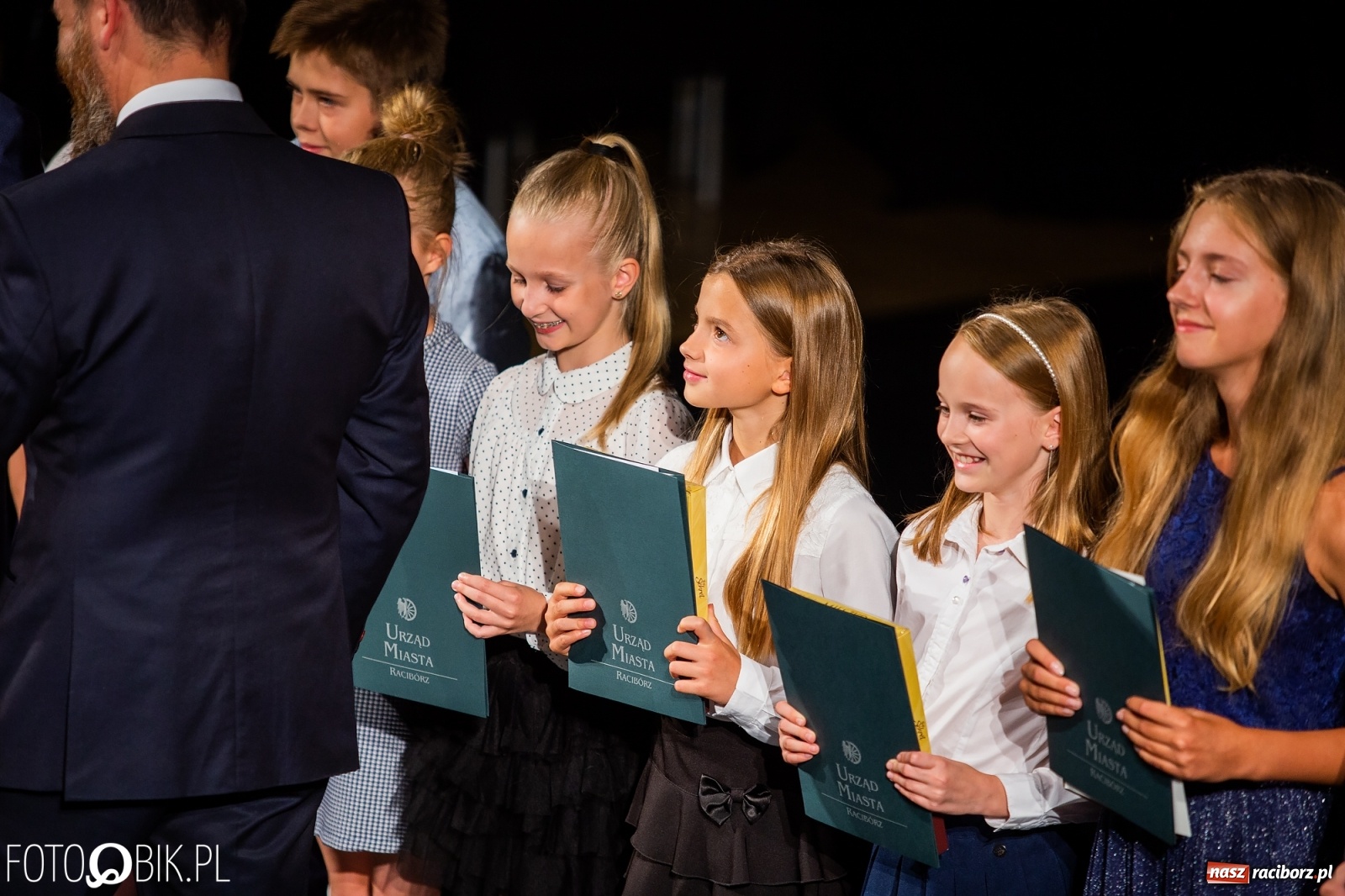 Zdjęcie w galerii na portalu naszraciborz.pl: Prymusi z Raciborza odebrali stypendia. Prezydent całował młode damy w dłoń [FOTO i WIDEO] wiadomości z regionu