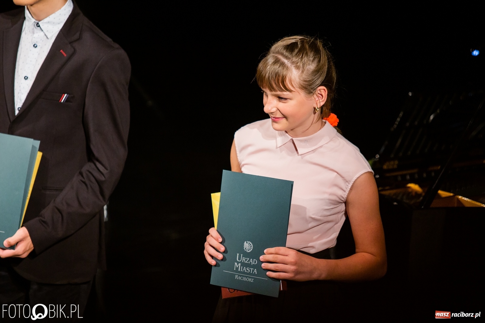 Zdjęcie w galerii na portalu naszraciborz.pl: Prymusi z Raciborza odebrali stypendia. Prezydent całował młode damy w dłoń [FOTO i WIDEO] wiadomości z regionu