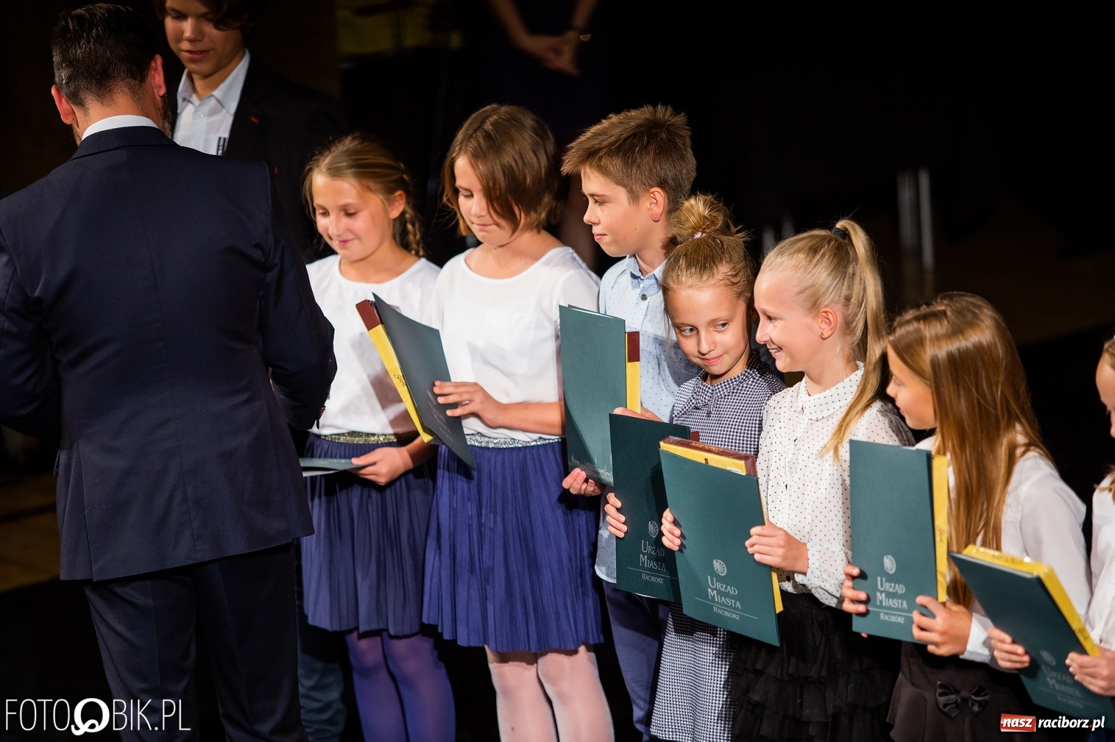 Zdjęcie w galerii na portalu naszraciborz.pl: Prymusi z Raciborza odebrali stypendia. Prezydent całował młode damy w dłoń [FOTO i WIDEO] wiadomości z regionu