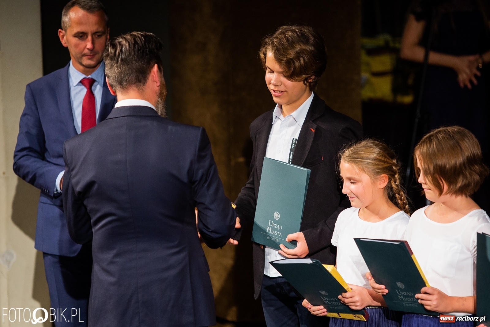 Zdjęcie w galerii na portalu naszraciborz.pl: Prymusi z Raciborza odebrali stypendia. Prezydent całował młode damy w dłoń [FOTO i WIDEO] wiadomości z regionu
