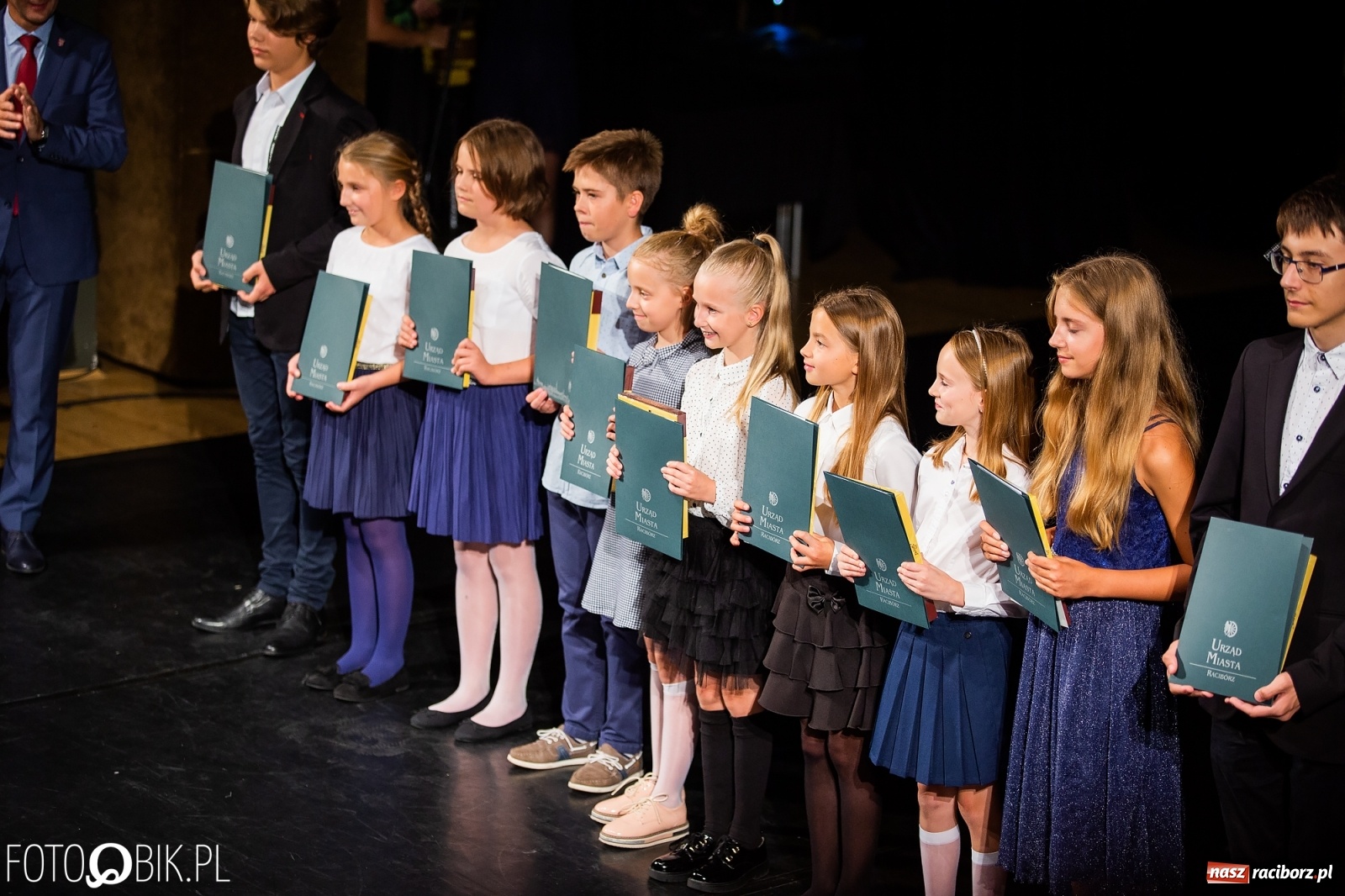 Zdjęcie w galerii na portalu naszraciborz.pl: Prymusi z Raciborza odebrali stypendia. Prezydent całował młode damy w dłoń [FOTO i WIDEO] wiadomości z regionu