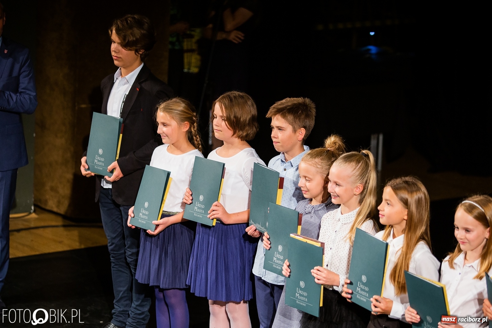 Zdjęcie w galerii na portalu naszraciborz.pl: Prymusi z Raciborza odebrali stypendia. Prezydent całował młode damy w dłoń [FOTO i WIDEO] wiadomości z regionu