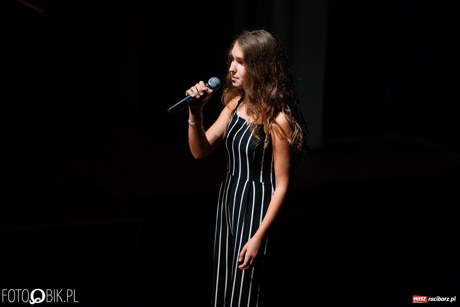Zdjęcie w galerii na portalu naszraciborz.pl: Prymusi z Raciborza odebrali stypendia. Prezydent całował młode damy w dłoń [FOTO i WIDEO] wiadomości z regionu