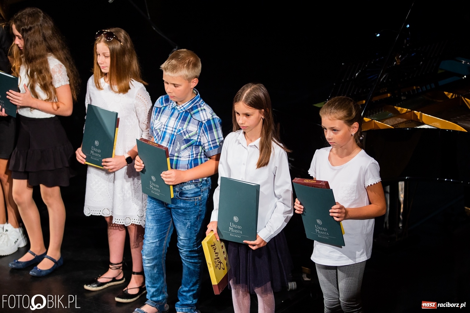 Zdjęcie w galerii na portalu naszraciborz.pl: Prymusi z Raciborza odebrali stypendia. Prezydent całował młode damy w dłoń [FOTO i WIDEO] wiadomości z regionu
